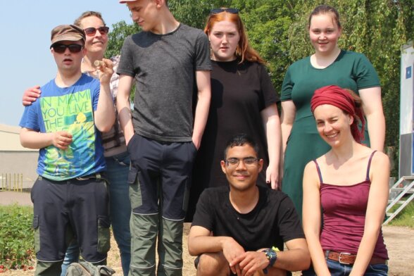 Gruppenbild-tagesstruktur-standortkachel-lebens-und werkgemeinschaft-parzival-zentrum-karlsruhe