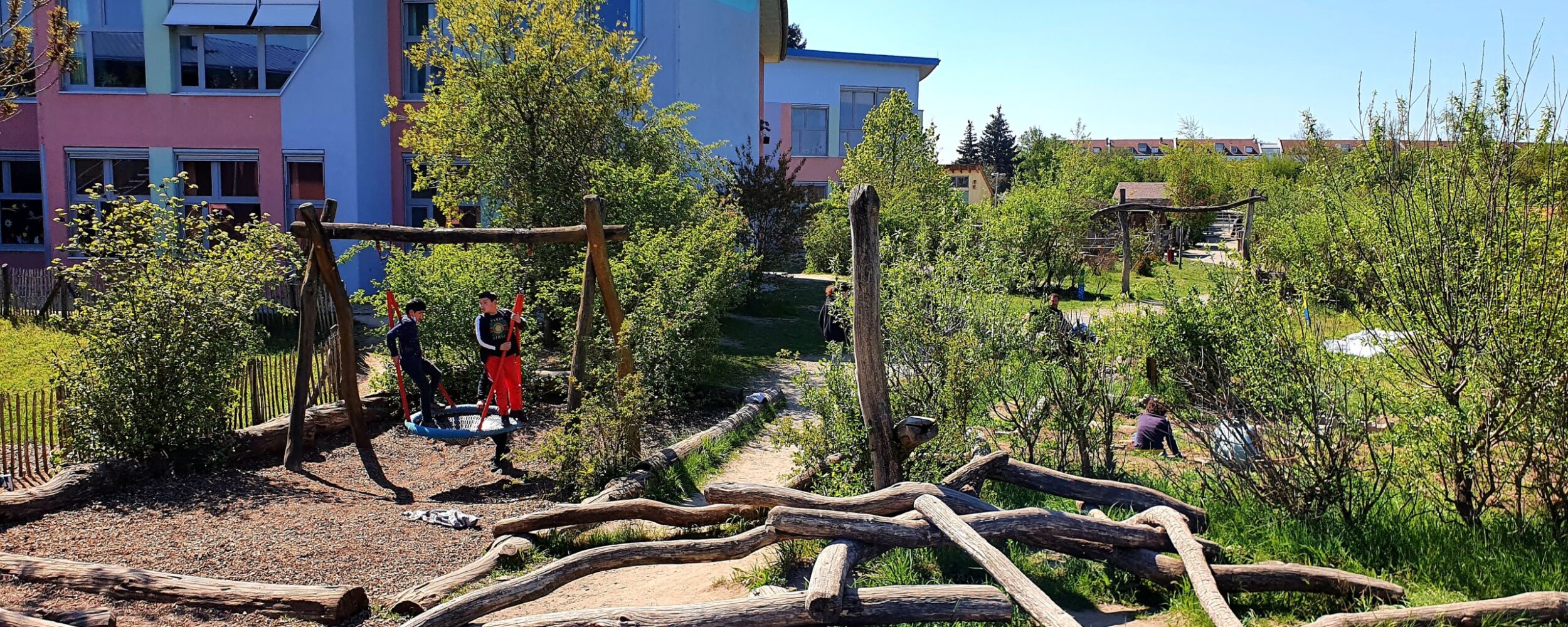 Außengelände mit Spielplatz-KSS-parzival-zentrum-karlsruhe