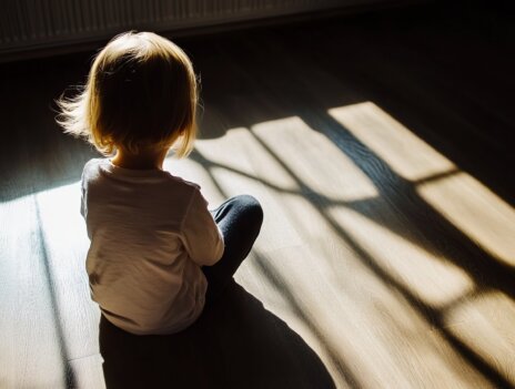 Ambulanz_Adobe_Stock_Kind_alleine_Rücken_sitzt am Boden_Traumazeichen_1255939041