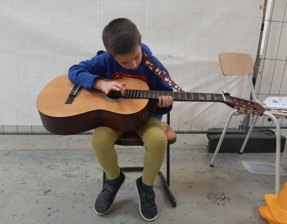 Musik_Einzelintervention_Gitarre-Ambulanz für Notfallpädagogik-Parzival-Zentrum-Karlsruhe Musik_Einzelintervention_Gitarre-Ambulanz für Notfallpädagogik-Parzival-Zentrum-Karlsruhe
