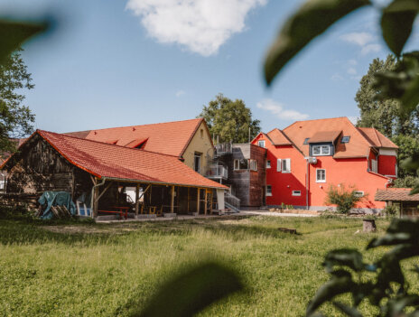 großzügiger-hof-2-content-jugendhilfe-parzival-zentrum-karlsruhe