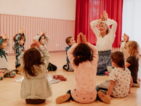 gruppe-sitzt-im-kreis-kita-content-üarzival-zentrum-karlsruhe