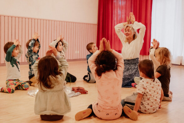 gruppe-sitzt-im-kreis-kita-content-üarzival-zentrum-karlsruhe