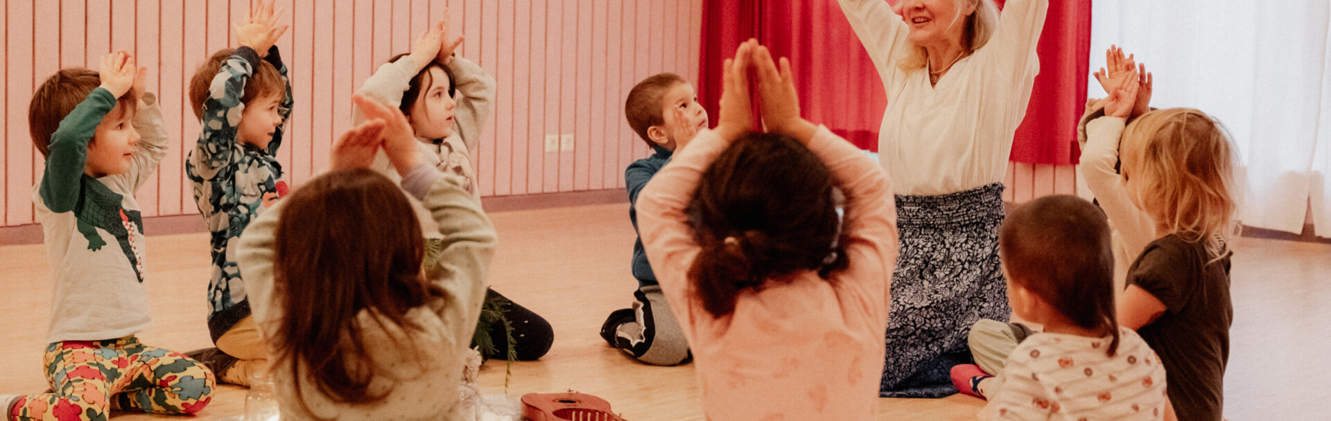 gruppe-sitzt-im-kreis-kita-content-üarzival-zentrum-karlsruhe gruppe-sitzt-im-kreis-kita-content-üarzival-zentrum-karlsruhe