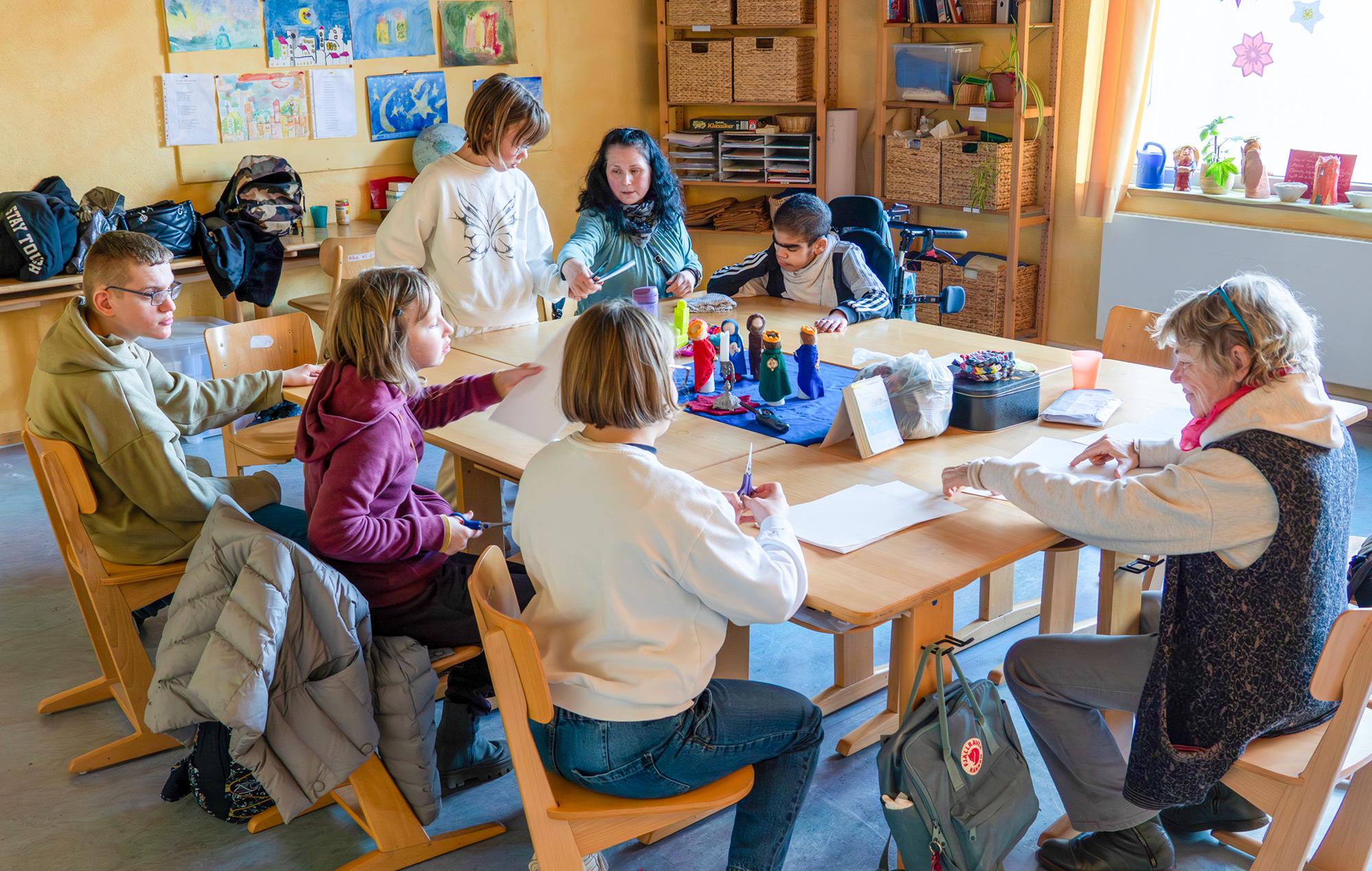 kinder-basteln-in-einer-gruppe-content-sbbz-gent-parzival-zentrum-karlsruhe