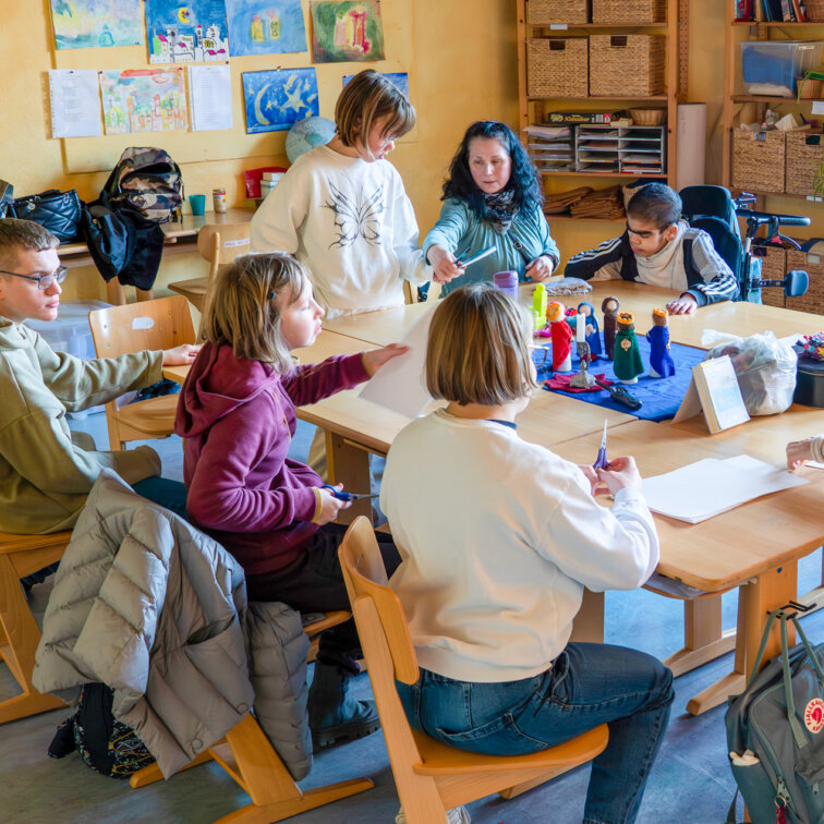 kinder-basteln-in-einer-gruppe-content-sbbz-gent-parzival-zentrum-karlsruhe kinder-basteln-in-einer-gruppe-content-sbbz-gent-parzival-zentrum-karlsruhe