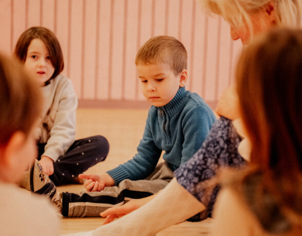 kinder-sitzen-im-kreis-kita-content-üarzival-zentrum-karlsruhe kinder-sitzen-im-kreis-kita-content-üarzival-zentrum-karlsruhe
