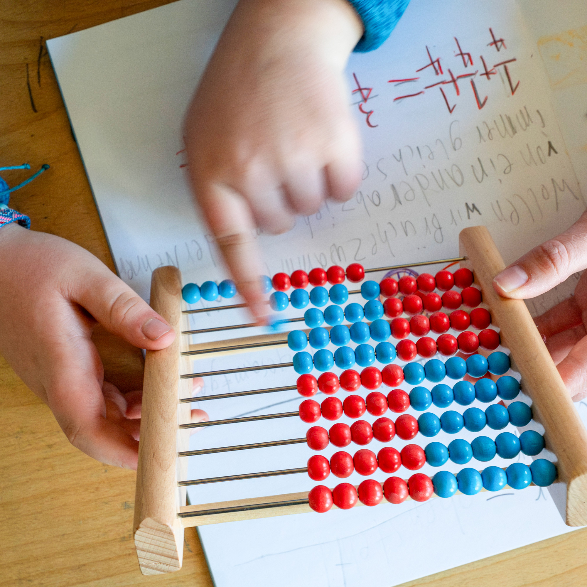 kinderhand-mit-Abakus-content-schulbegleitung-parzival-zentrum-karlsruhe
