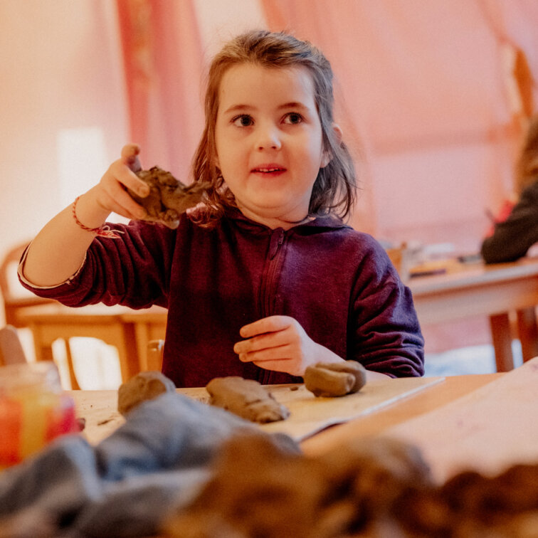 mädchen-zeigt-kunstwerk-kita-content-üarzival-zentrum-karlsruhe mädchen-zeigt-kunstwerk-kita-content-üarzival-zentrum-karlsruhe