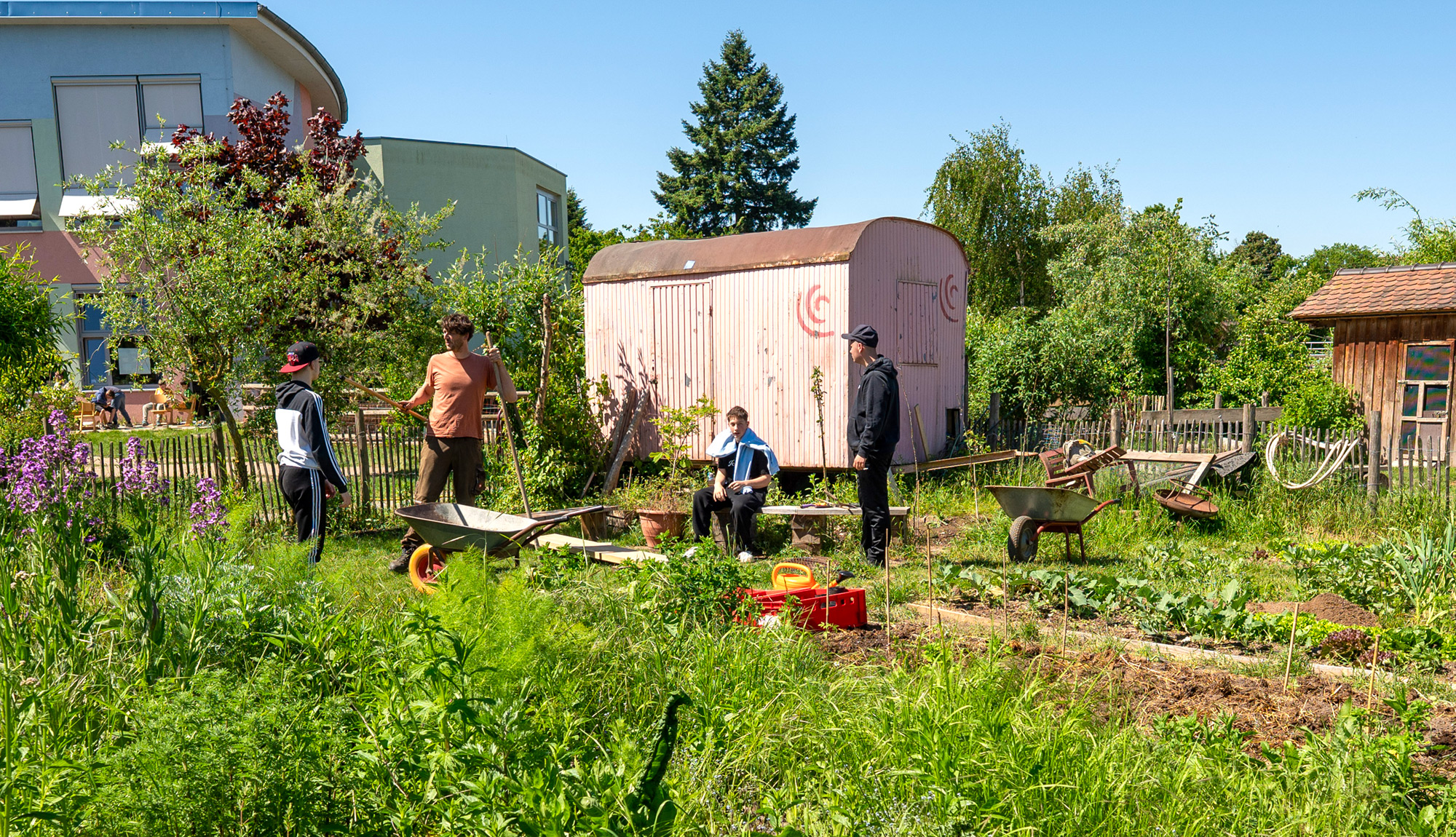 schüler-gruppe-draussen-sbbz-gent-parzival-zentrum-karlsruhe