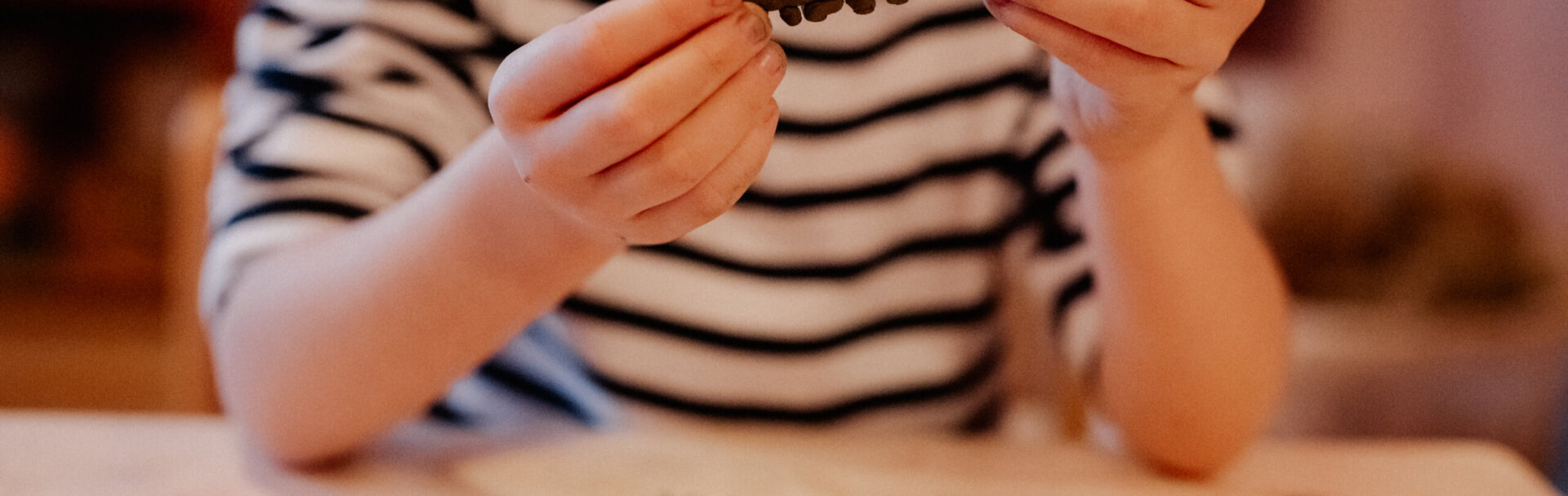 Kinderhände beim Tonen-Therapie-header-kindergarten-kindertageststätte-parzival-zentrum-karlsruhe Kinderhände beim Tonen-Therapie-header-kindergarten-kindertageststätte-parzival-zentrum-karlsruhe
