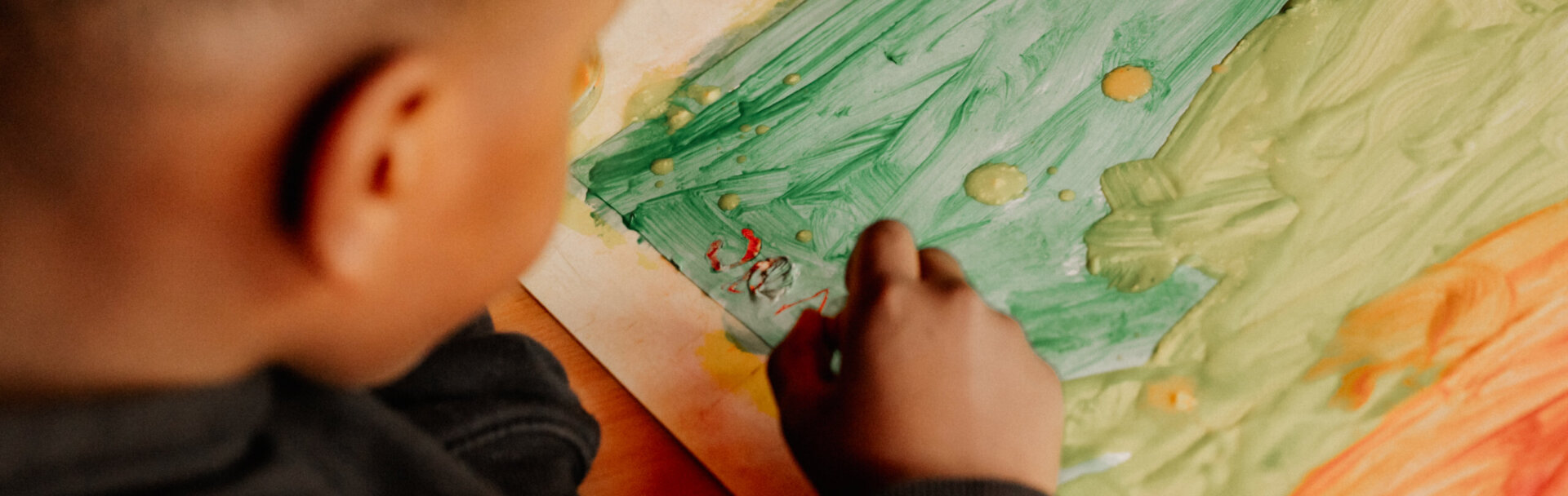 Header_Schulkindergarten_Junge malt