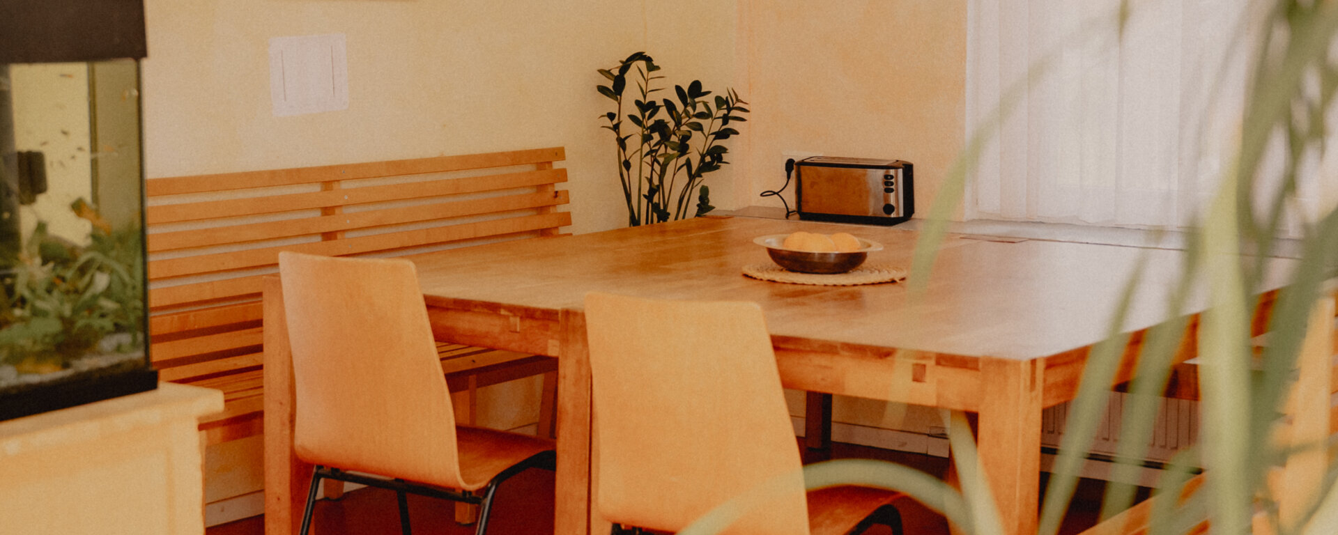 2025_05_Birkenhof_Mandy_Sue_Barth (45 birkenhof-Gruppentisch-jugendwohnen-content-jugendhilfe-parzival-zentrum-karlsruhe