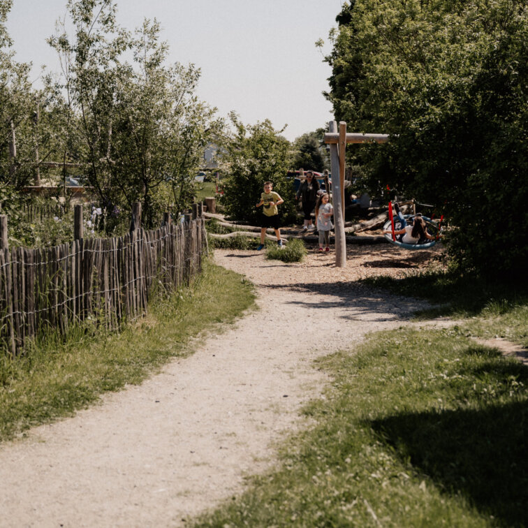 Außenaufnahme-Weg hinter Gebäude-parzival-zentrum-karlsruhe