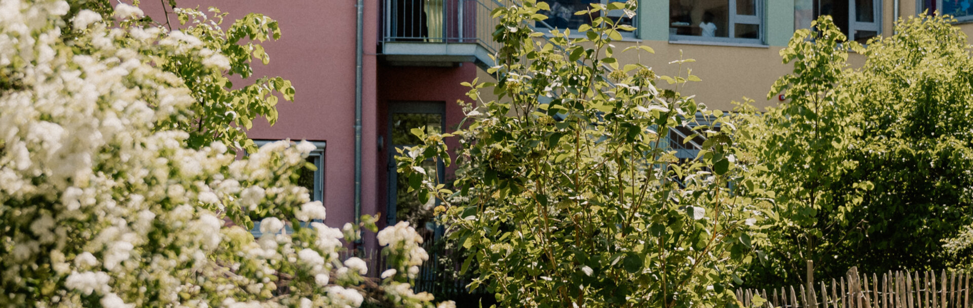 Außenaufnahme im Frühling-parzival-zentrum-karlsruhe Außenaufnahme im Frühling-parzival-zentrum-karlsruhe