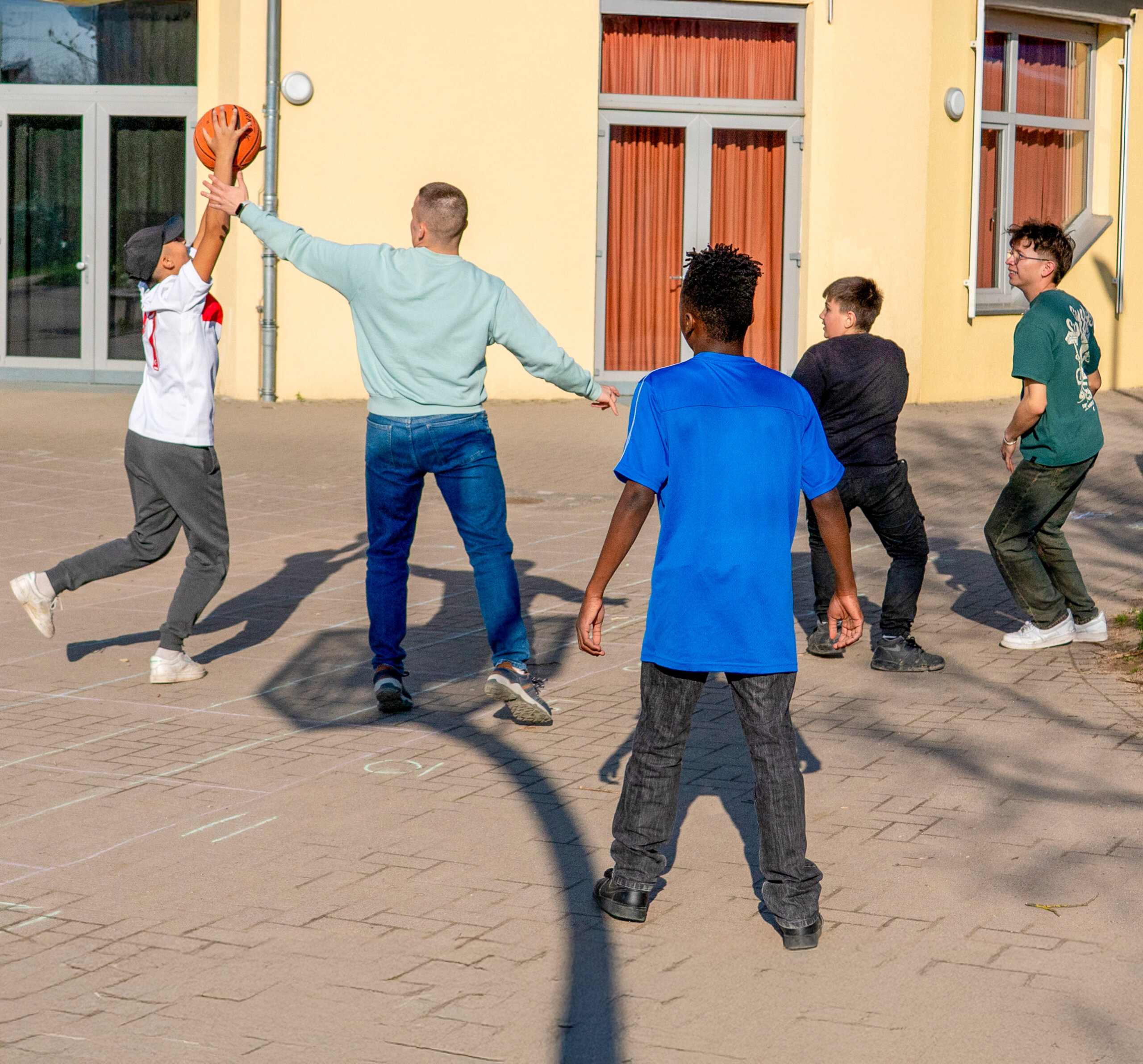 jungs-spielen-basketball-in-der-nachmittagsbetreuung-content-karl-stockmeyer-schule-parzival-zentrum-karlsruhe