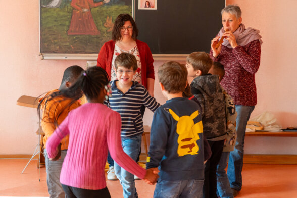 kinder-spielen-gemeinsam-im-kreis-header-sbbz-gent-parzival-zentrum-karlsruhe