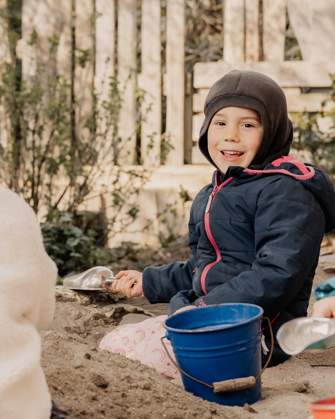 mädchen-im-sandkasten-content-parzival-zentrum-karlsruhe mädchen-im-sandkasten-content-parzival-zentrum-karlsruhe