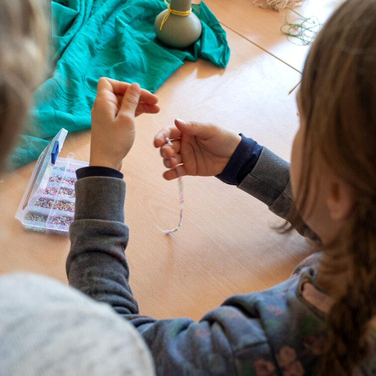 maedchen knüpft perlenkette nachmittags-und-ferienhort parzival zentrum karlsruhe