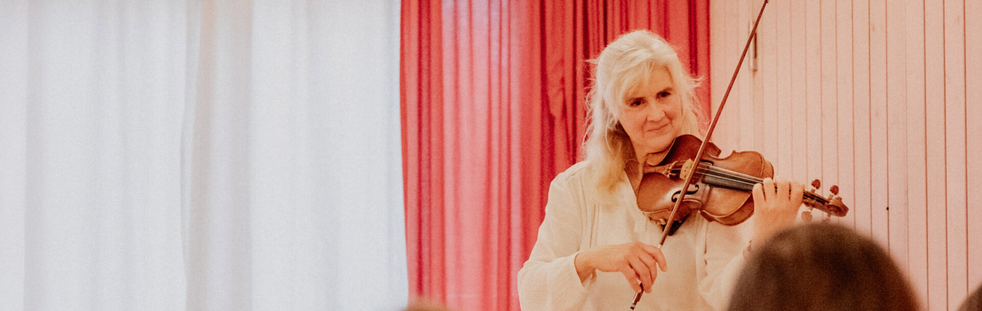 mitarbeiterin-spielt-geige-fuer-kinder-parzival-zentrum-karlsruhe mitarbeiterin-spielt-geige-fuer-kinder-parzival-zentrum-karlsruhe