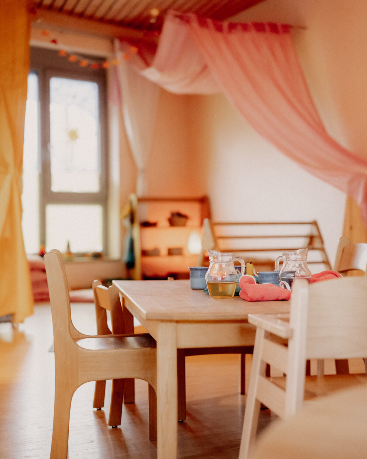 sitzecke-mit-getraenken-auf-dem-tisch-content-hort-kinderkrippe-parzival-zentrum-karlsruhe sitzecke-mit-getraenken-auf-dem-tisch-content-hort-kinderkrippe-parzival-zentrum-karlsruhe