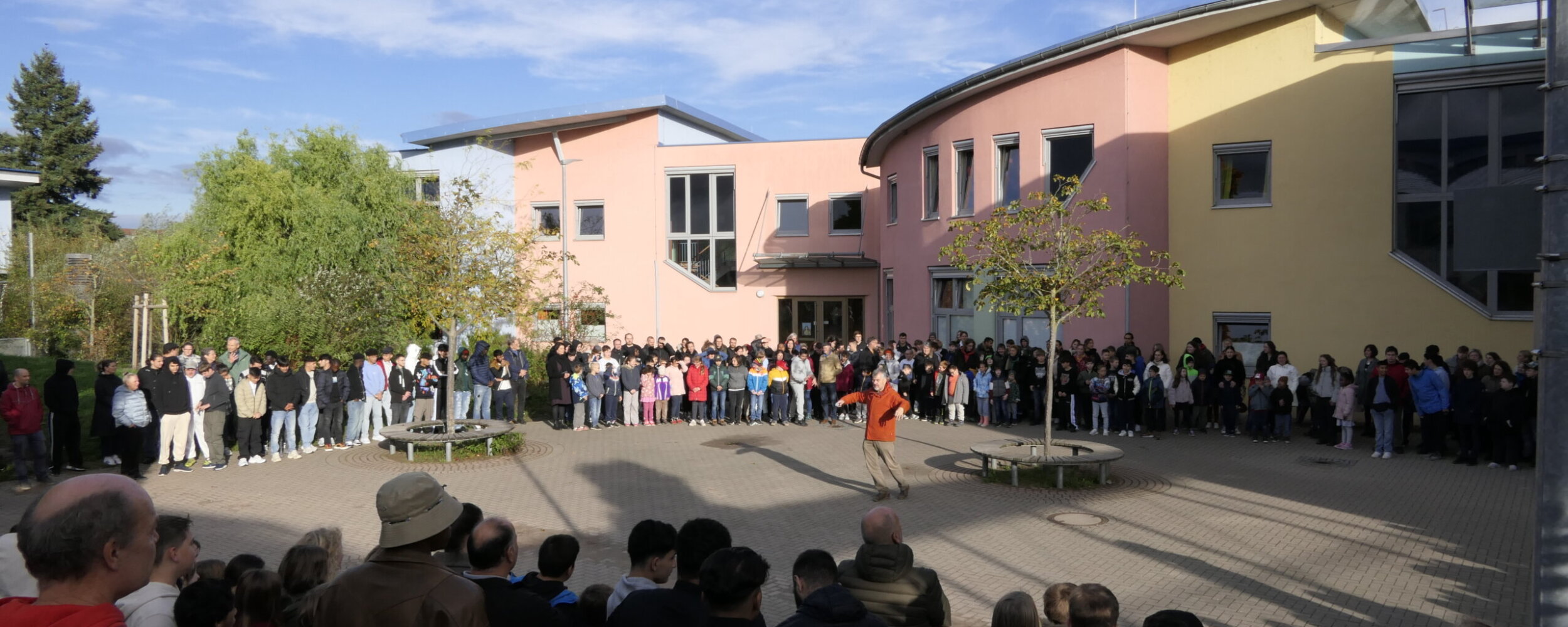 Außengebäude mit schülerkreis-parzivalzentrum-karlsruhe