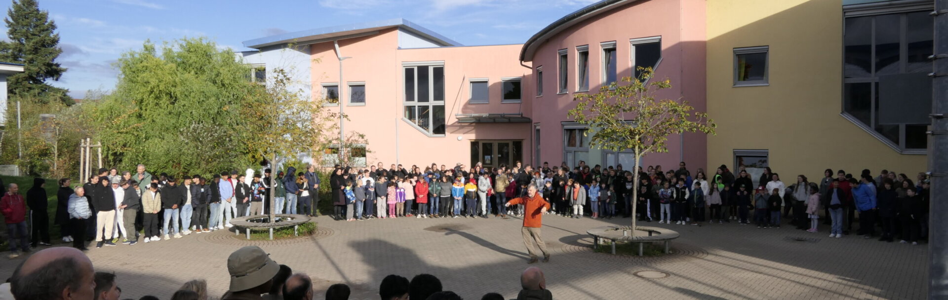 Außengebäude mit schülerkreis-parzivalzentrum-karlsruhe Außengebäude mit schülerkreis-parzivalzentrum-karlsruhe