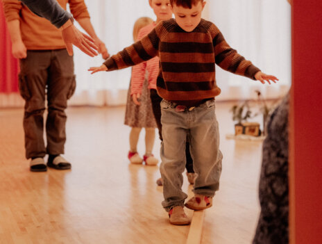 balancieren-kindergarten-parzival-zentrum-karlsruhe