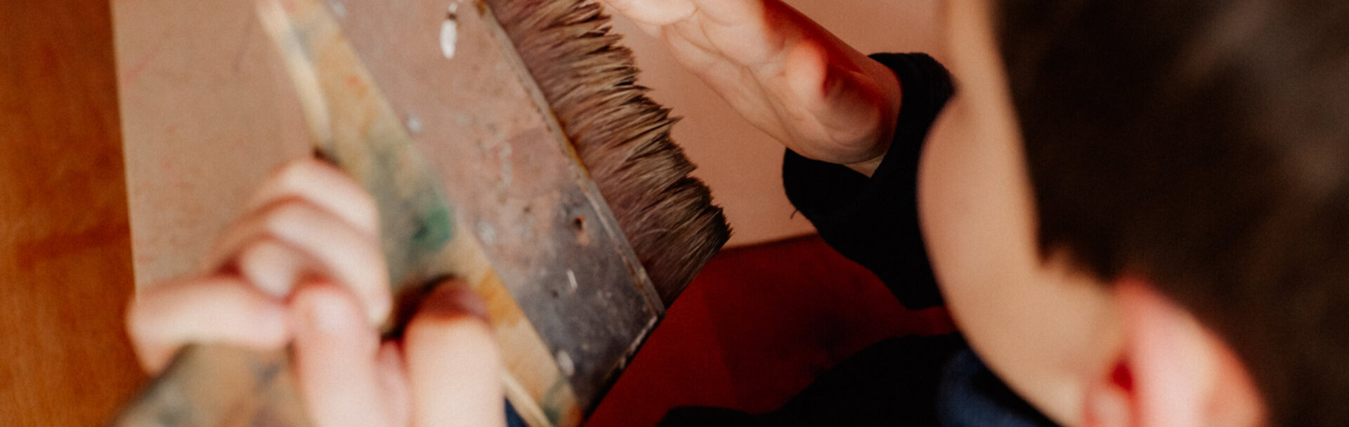 Kinde mit Pinsel-GENT-Therapie-content-parzival-zentrum-karlsruhe