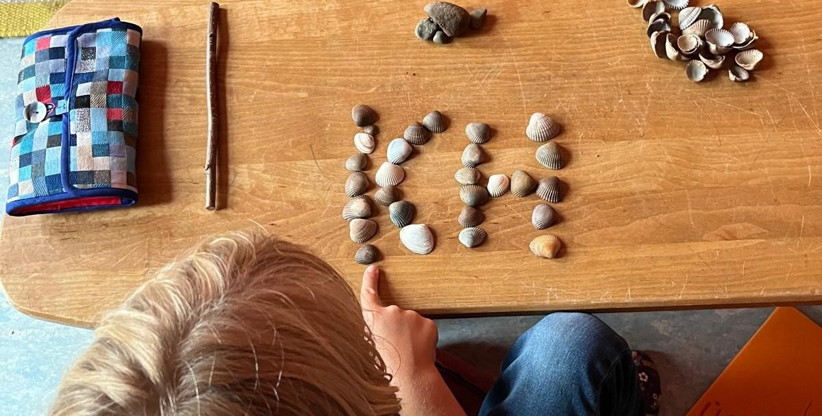 Kind schreibt Ich Muscheln-KSS-parzival-zentrum-karlsruhe