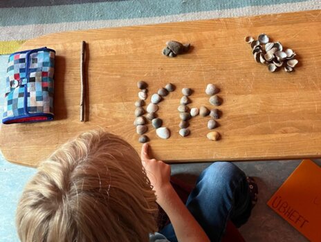 Kind schreibt Ich Muscheln-KSS-parzival-zentrum-karlsruhe