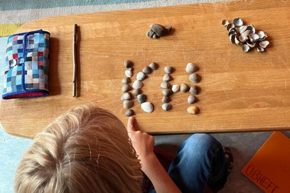 Kind schreibt Ich Muscheln-KSS-parzival-zentrum-karlsruhe