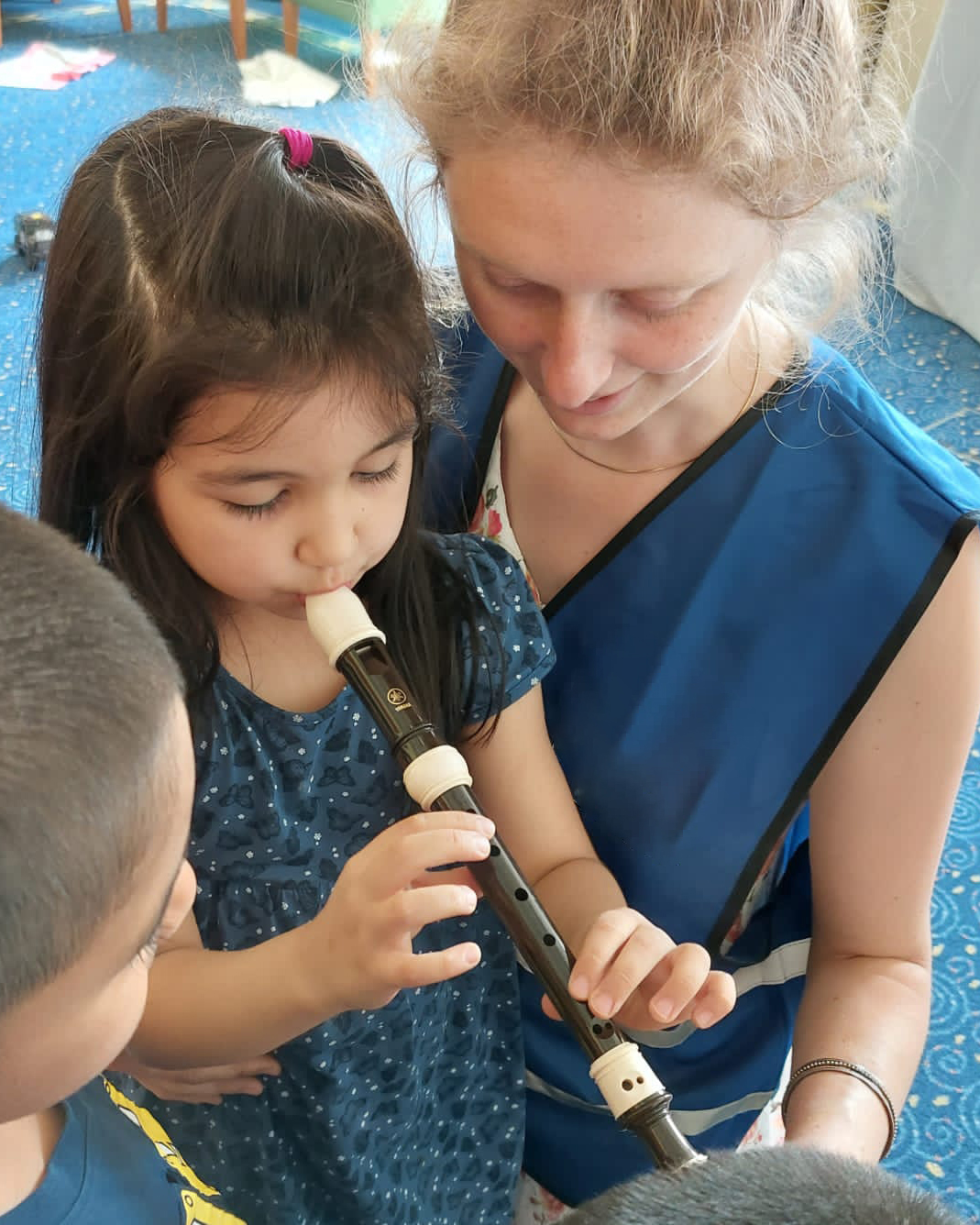Mädchen mit Flöte.jpg Mädchen mit Flöte.jpg