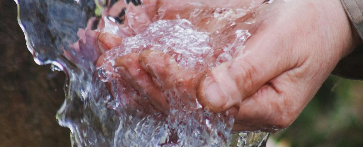 Wassertrog-Hände-Content-Spenden-Parzival-Zentrum-Karlsruhe